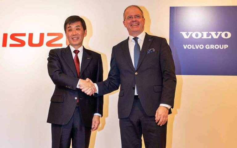 Masanori Katayama, presidente de Isuzu Motors Limited; y Martin Lundstedt, CEO de Volvo Group
